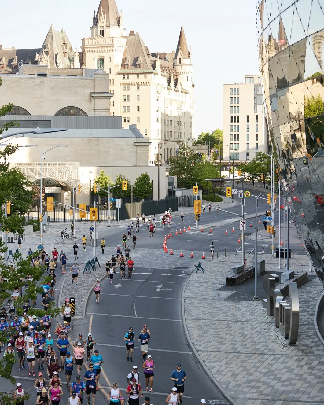 Peloton du marathon d'Ottawa dans une rue du centre-ville, le Château Laurier en arrière-plan
