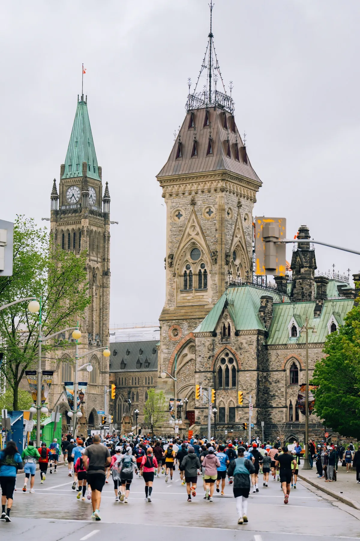 Corredores del maratón de Ottawa frente a la Torre de la Paz y el Bloque Este, en la colina del Parlamento