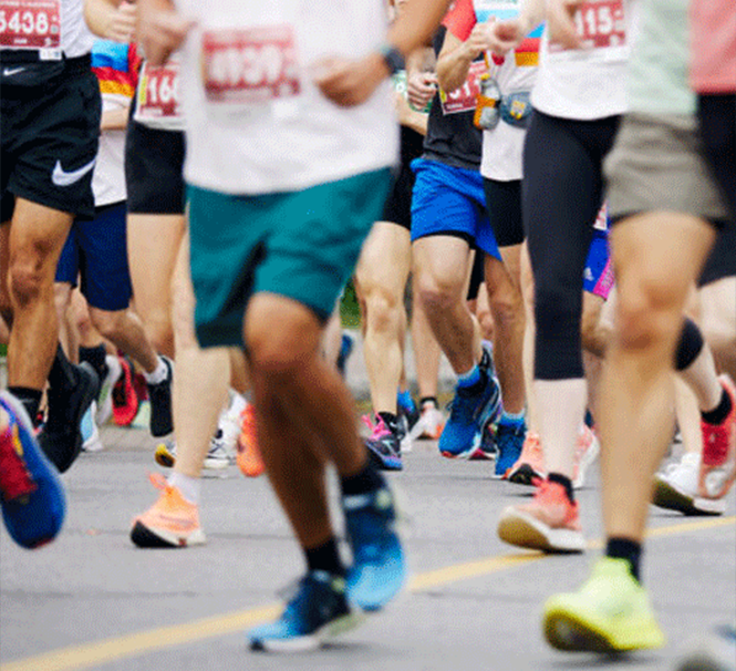 coureurs participant à une course à pied en groupe lors d’un voyage running organisé