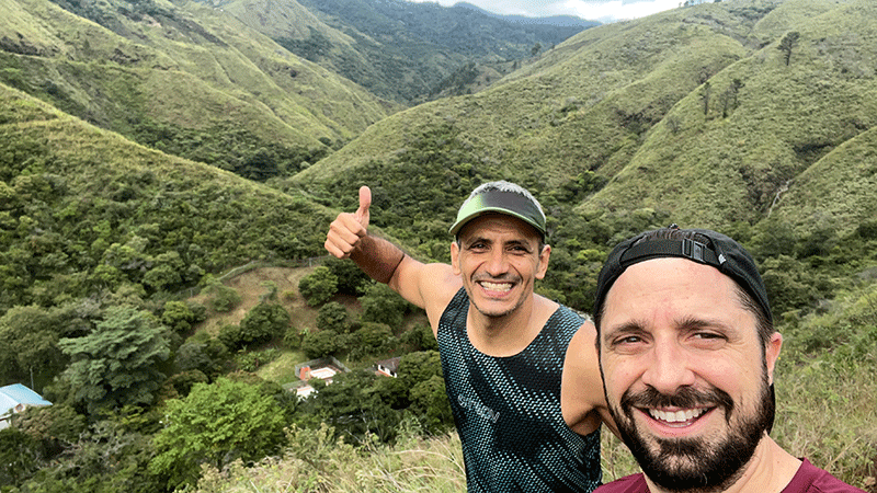 Sortie running en montagne près de Cali avec un coach local avant une course à pied à l’étranger