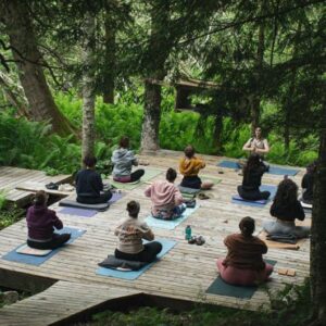 Atelier yoga en pleine forêt québécoise lors de la retraite trail bien-être Entre deux sentiers à l'Auberge La Salamandre