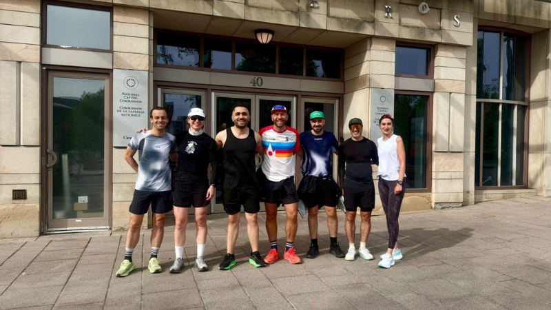 Groupe de coureurs The Run Away devant la Commission de la capitale nationale à Ottawa, mai 2026