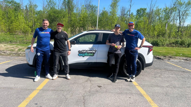 Départ pour Ottawa — The Run Away Explore 2026 Équipe The Run Away devant le véhicule brandé The Run Away Explore, départ pour Ottawa, mai 2026